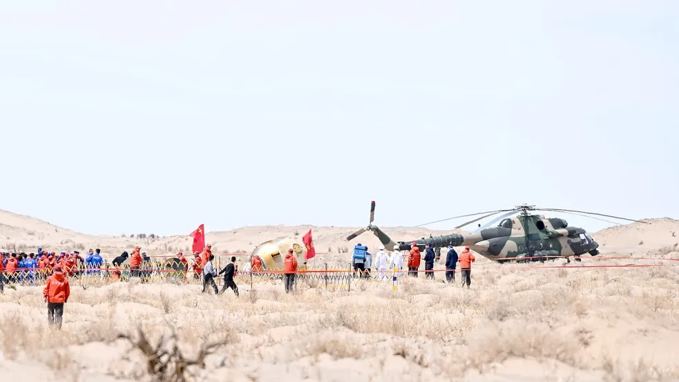 Die Einsatzkräfte am Boden eilten nach der Landung zur Raumkapsel. Foto: --/XinHua/dpa