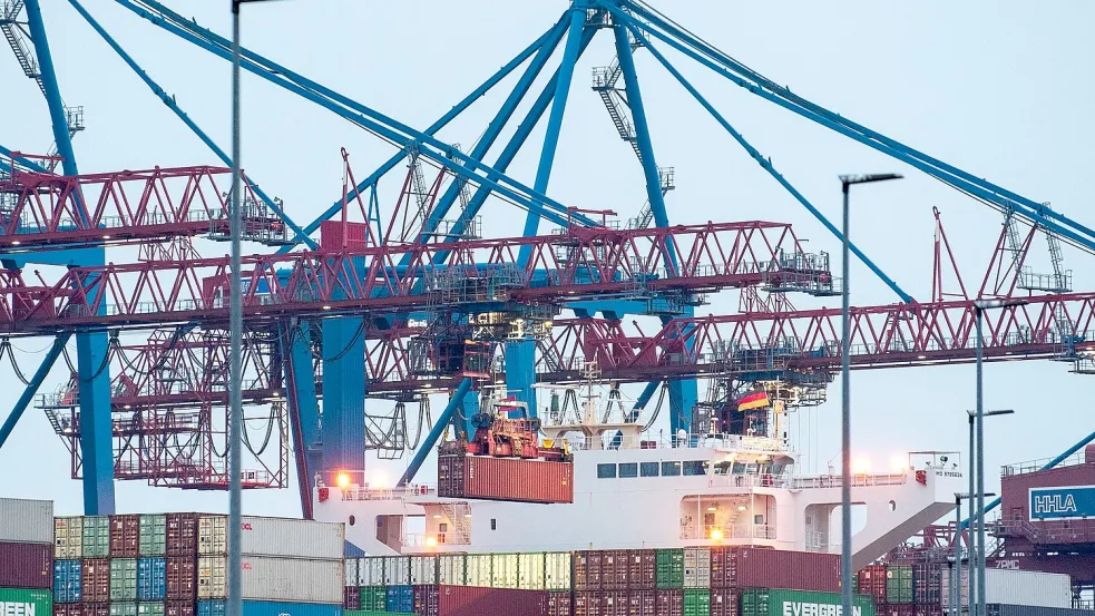 Für die Exportnation Deutschland kommt der Zollstreit zur Unzeit (Archivbild) Foto: Daniel Bockwoldt/dpa
