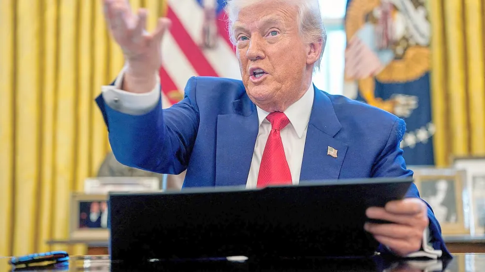Risiko für die deutsche Wirtschaft: Die erratische Zollpolitik von Donald Trump (Archivbild) Foto: Uncredited/Pool/dpa
