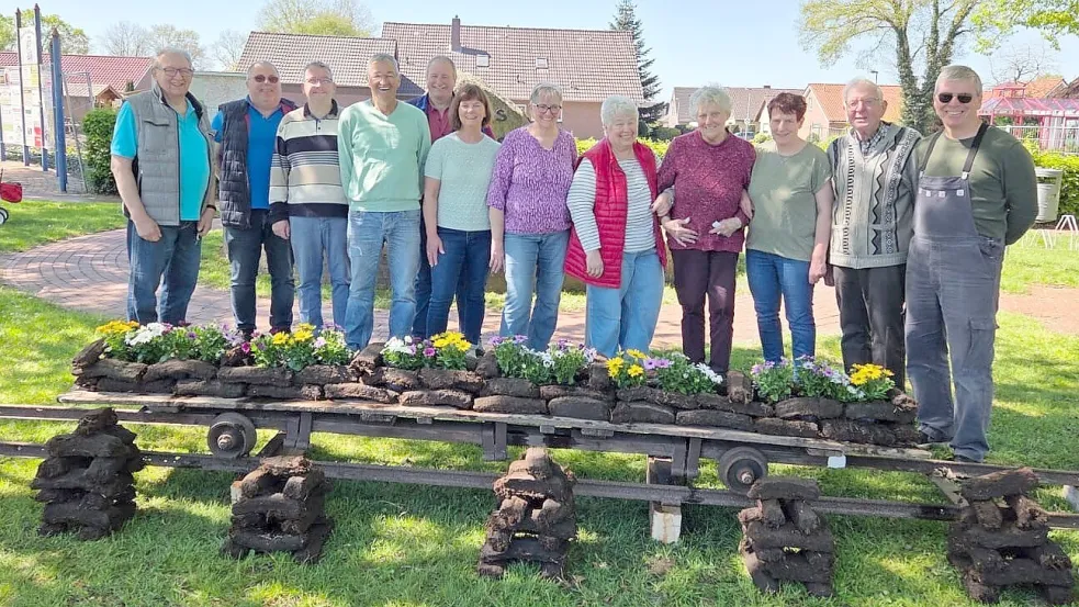 Die Nachbarschaft Papenburger Straße/Steinweg haben anlässlich des bevorstehenden Jubiläums 300 Jahre Flachsmeers eine kleine Torflore auf Schienen dekoriert. Foto: Privat