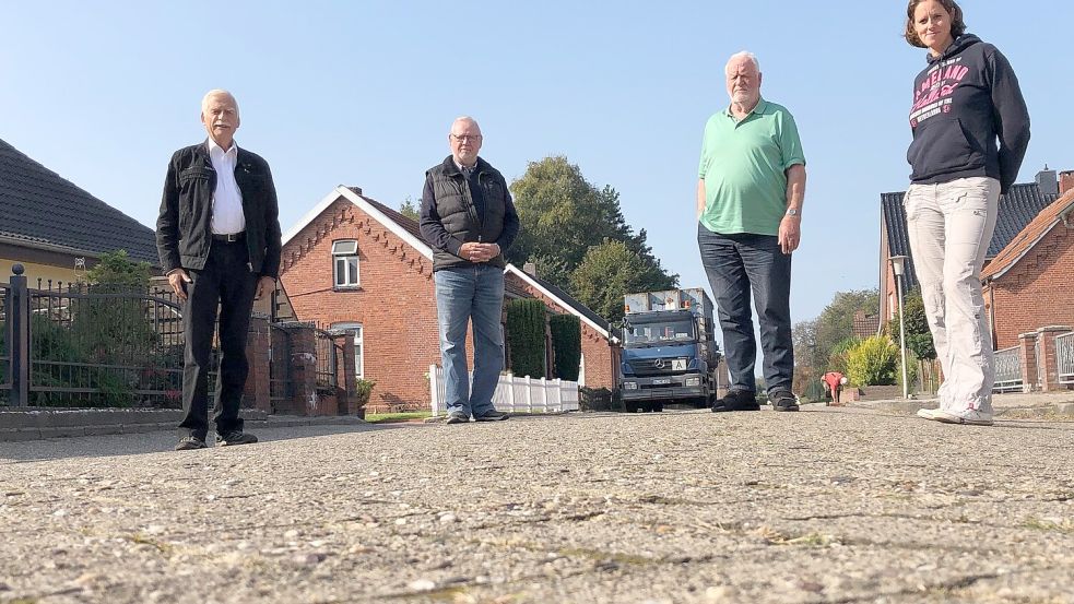 Gegenwehr in 2020: Hans-Dieter Becker (von links), Reinhardt Grimm, Uwe Malchow und Jessica Beld stellten sich damals − wie viele andere Anwohner − gegen den Ausbau des Neuen Weges, wie ihn die Gemeinde geplant hatte. Vor allem wegen der hohen Kosten. Archivfoto: Janßen