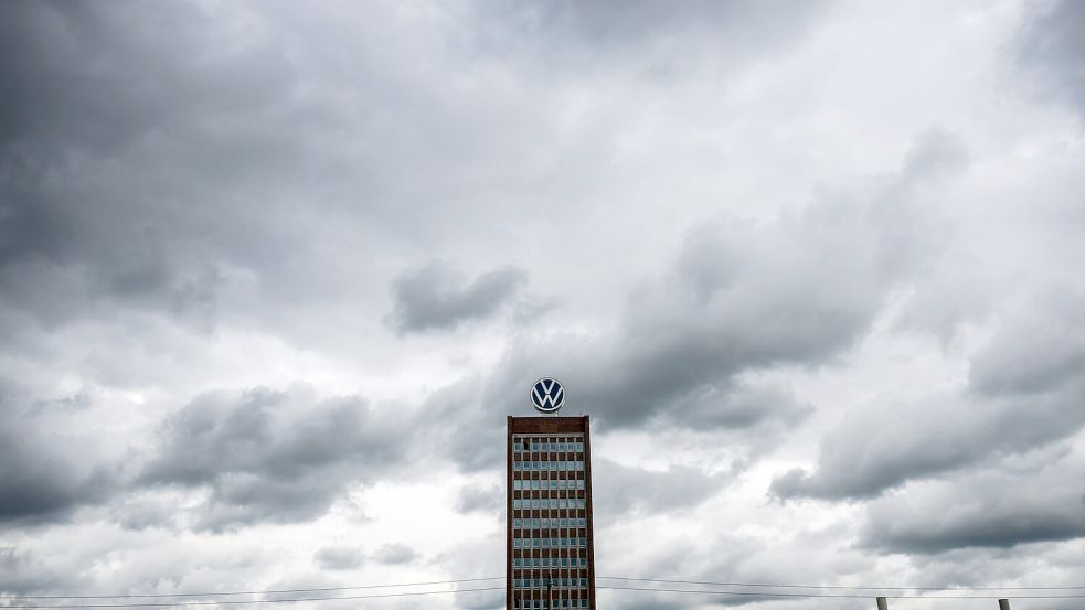 Unterm Strich war der VW-Konzerngewinn im ersten Quartal um 41 Prozent eingebrochen. (Archivbild) Foto: Julian Stratenschulte/dpa