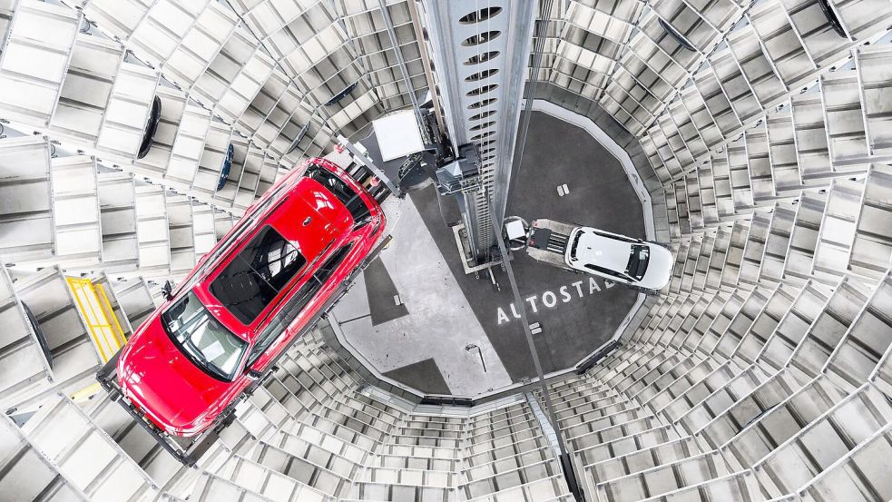 VW überlegt, künftig mehr Autos in den USA herzustellen. (Archivfoto) Foto: Julian Stratenschulte/dpa