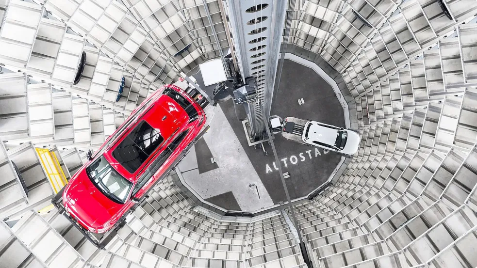 VW überlegt, künftig mehr Autos in den USA herzustellen. (Archivfoto) Foto: Julian Stratenschulte/dpa
