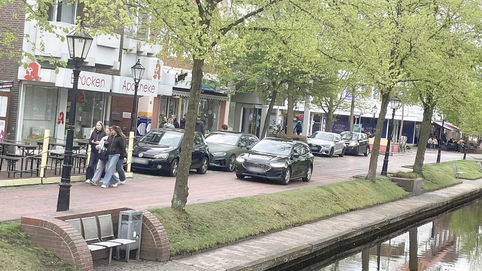 Ab sofort ist der Stadtmittebereich in Papenburg zu beiden Seiten des Hauptkanals für den Kfz-Verkehr wieder gesperrt. Foto: Gerd Schade
