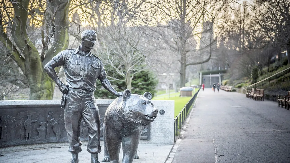 Eine Statue im schottischen Edinburgh erinnert heute noch an den Soldatenbären Wojtek aus dem Zweiten Weltkrieg. Foto: IMAGO/Matthew Williams-Ellis