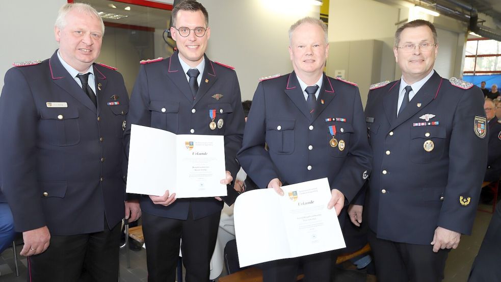 Mit der Verdienstmedaille mit Bandschnalle des Kreisfeuerwehrverbandes Cloppenburg ehrten der stellvertretende Kreisbrandmeister Franz-Josef Nording (links) und Kreisbrandmeister Arno Rauer (rechts), Dennis Lüthje (2. von links) und Uwe Schröder. Foto: Hans Passmann