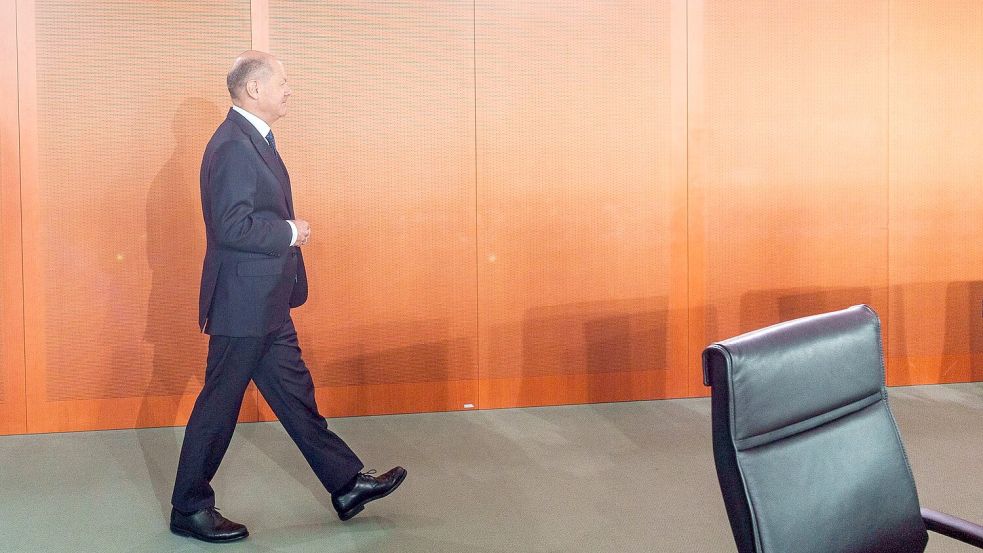 Ein weiterer Schritt weg von der Macht: Olaf Scholz kommt zur voraussichtlich letzten Kabinettssitzung, die er als geschäftsführender Kanzler leitet. Foto: Michael Kappeler/dpa