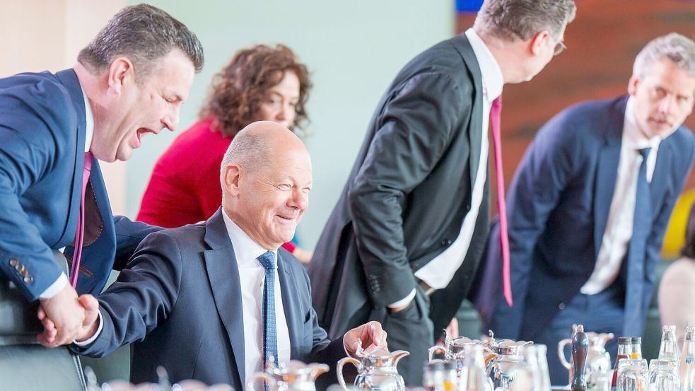 Der geschäftsführende Arbeitsminister Hubertus Heil (l., SPD) scheidet wahrscheinlich genauso aus der Regierung aus wie sein Chef Olaf Scholz. Foto: Michael Kappeler/dpa