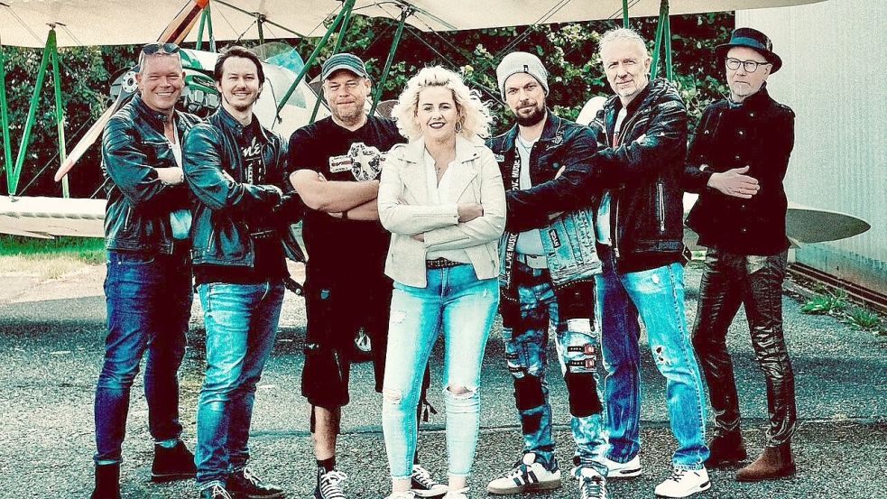 Zu „OnAir“ gehören (von links): Gerold Hukelmann, Stefan Coordes, Matthias Hönsch, Angie Brake, Nils Jungeblut, Egon Dreesch und Dieter Mannott. Foto: OnAir/privat