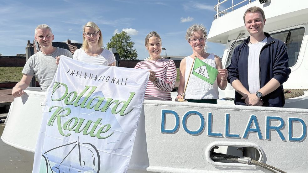Ulrich Schmunkamp (von links), Koordinator bei der Internationalen Dollart Route e.V., Insa Bruhns, Leiterin des Fachbereichs Tourismus bei der Gemeinde Jemgum, Christina Ulrichs, Geschäftsführerin der Baltrum Linie, Astrid Spieß aus dem Sekretariat der Baltrum-Linie und Sebastian Galts, Decksmann auf der MS-Dollard freuen sich auf den Start der neuen Saison. Foto: Oliver Bär