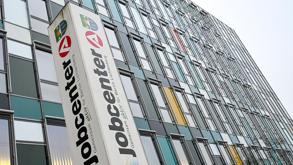 Um Bürgergeld zu erhalten, mussten bedürftige Flüchtlinge aus der Ukraine bisher beim Jobcenter vorstellig werden. (Symbolbild) Foto: Jens Kalaene/dpa