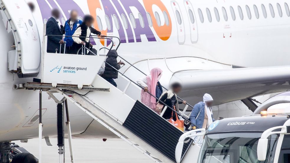 Vergangene Woche waren 141 Flüchtlinge in Hannover gelandet, die im Rahmen des EU-Resettlement-Programms nach Deutschland kamen. Viele von ihnen stammen aus dem Sudan. (Archivfoto) Foto: Michael Matthey/dpa
