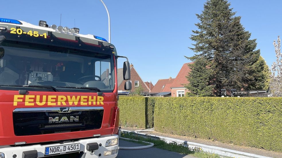 Im Einsatz waren die Feuerwehren Krummhörn-Nord, -Ost und die Polizei. Foto: Feuerwehr Krummhörn
