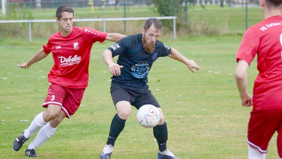 Fortuna Veenhusen II (rote Trikots) möchte in die B-Klasse aufsteigen. Hier ein Bild aus der Partie gegen Borussia Leer. Foto: Rauch