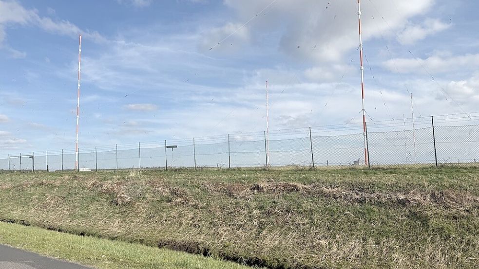 Die Drohne soll bei diesen Sendemasten in Ramsloh entdeckt worden sein. Foto: Hellmers