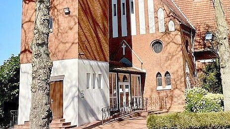 Das Foto zeigt die ev.-luth. Kirche Völlenerkönigsfehn. Foto: Christel Quindt