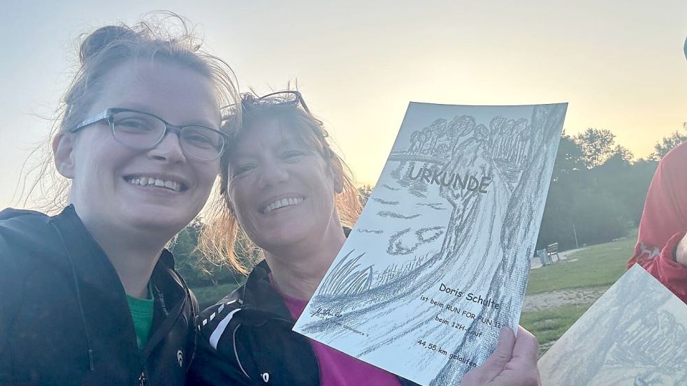 Glücklich nach dem ersten Marathon: Doris Schulte (links) bekommt die Urkunde von Monika Schule. Foto: Doris Schulte