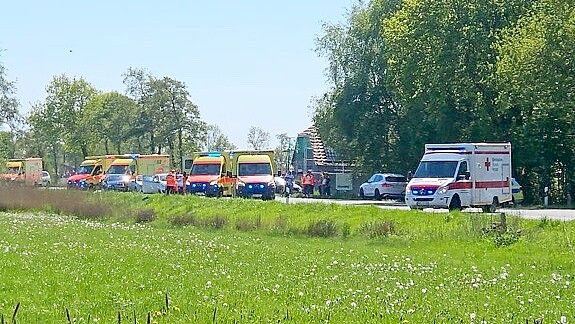 Sieben Rettungswagen wurden zu dem Unfall in Südbrookmerland gerufen. Fünf davon mussten tätig werden – und transportierten Verletzte in umliegende Krankenhäuser. Foto: ADAC