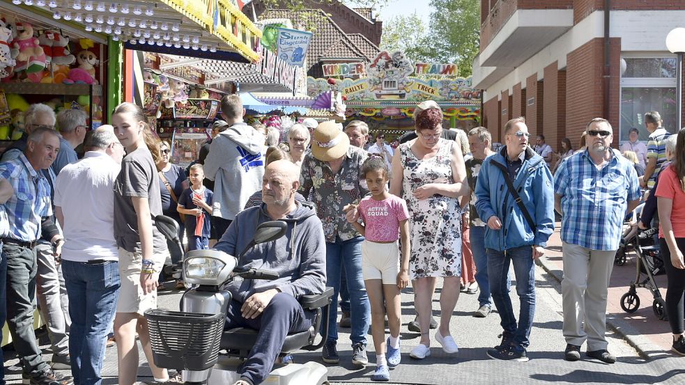 Sehr gut besucht: der Johannimarkt in Weener am ersten Öffnungstag. Foto: Vivien Buntjer