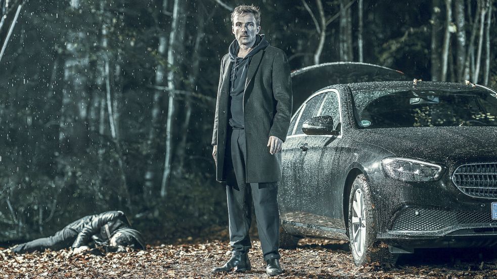 Lucas Gregorowicz glänzt als geheimnisvoller Killer in der Neuverfilmung der Miniserie „Die Augenzeugen“. Ab Freitag, 02. Mai in der ARD Mediathek. Foto: © ARD Degeto Film/Bantry Bay Productions GmbH/Hendrik Heiden