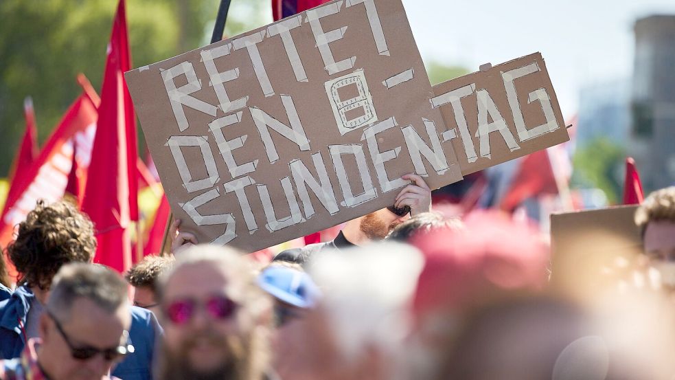 Wie schon vor 100 Jahren wird der Acht-Stunden-Tag als „Heilige Kuh“ der Arbeitnehmerrechte gesehen. Foto: Jörg Carstensen/dpa