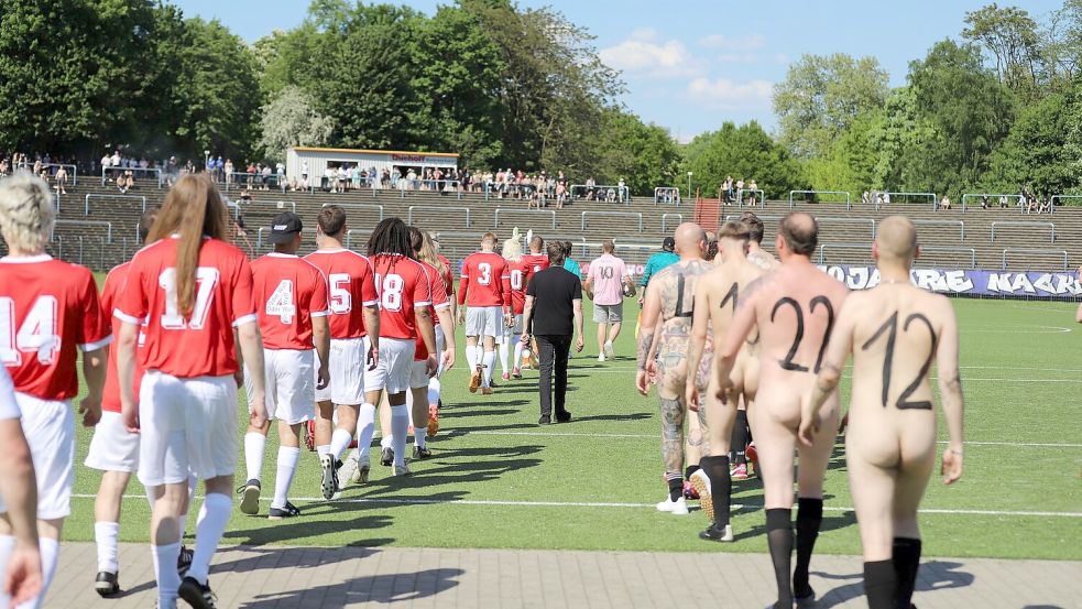 Hier spielt die „Nacktionalmannschaft“. Foto: Sascha Thelen/dpa