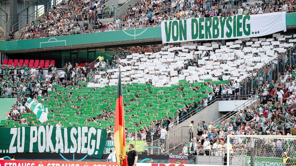 Nach dem Halbfinal-Sieg gegen den HSV hofften die Werder-Fans auch auf einen Final-Triumph gegen den FC Bayern. Foto: Fabian Strauch/dpa