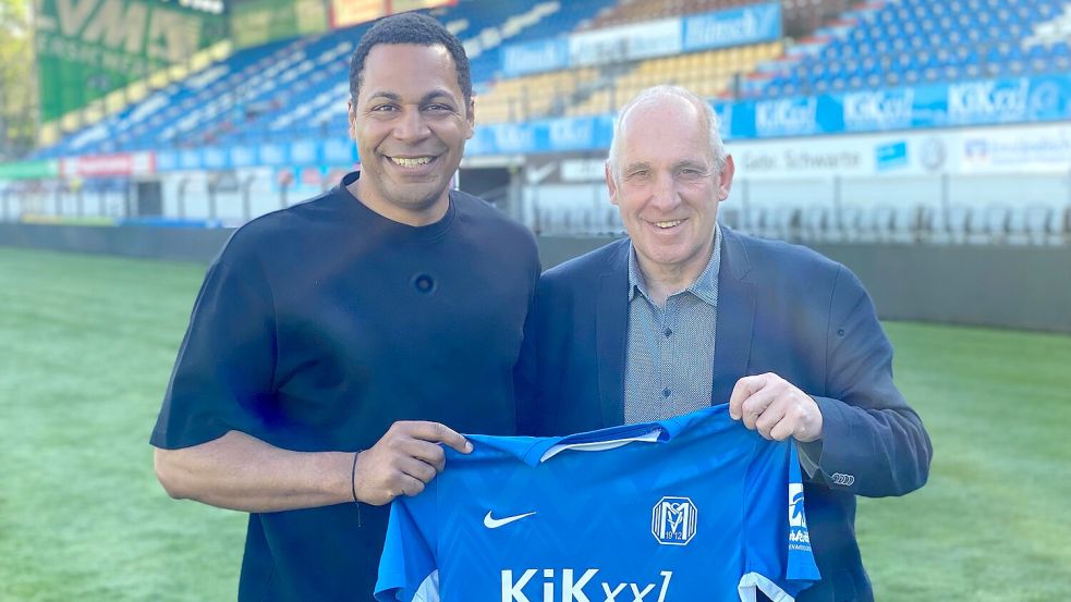 Sportvorstand Heiner Beckmann (rechts) freut sich auf die Zusammenarbeit mit Olufemi Smith. Foto: SV Meppen