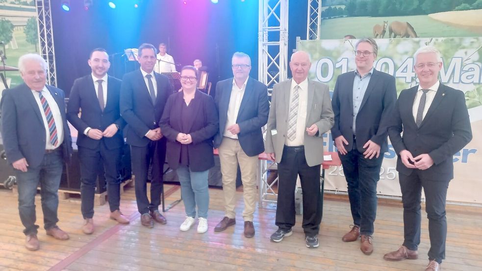 Bei der offiziellen Eröffnung der Feierlichkeiten (von links) mit Rico Mecklenburg, Nico Bloem, Olaf Lies, Anja Troff-Schaffarzyk, Theo Douwes, Karl-Heinz Jesionek, Dr. Heiko Suhr und Matthias Groote zu Gast.