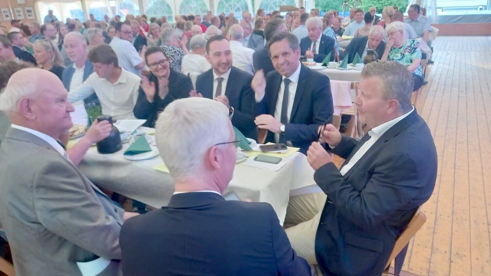 Im Festzelt wurde gefeiert.