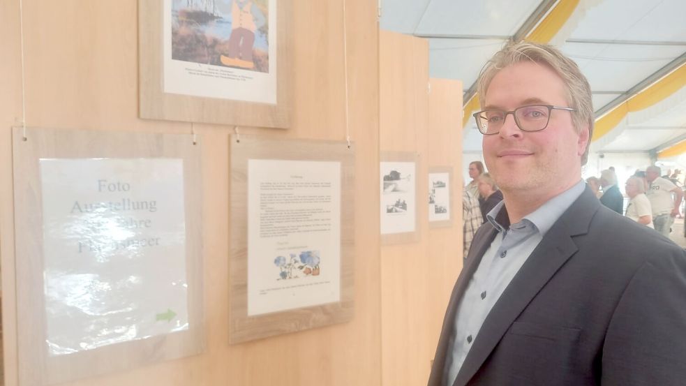 Dr. Heiko Suhr betrachtete sich die Ausstellung.