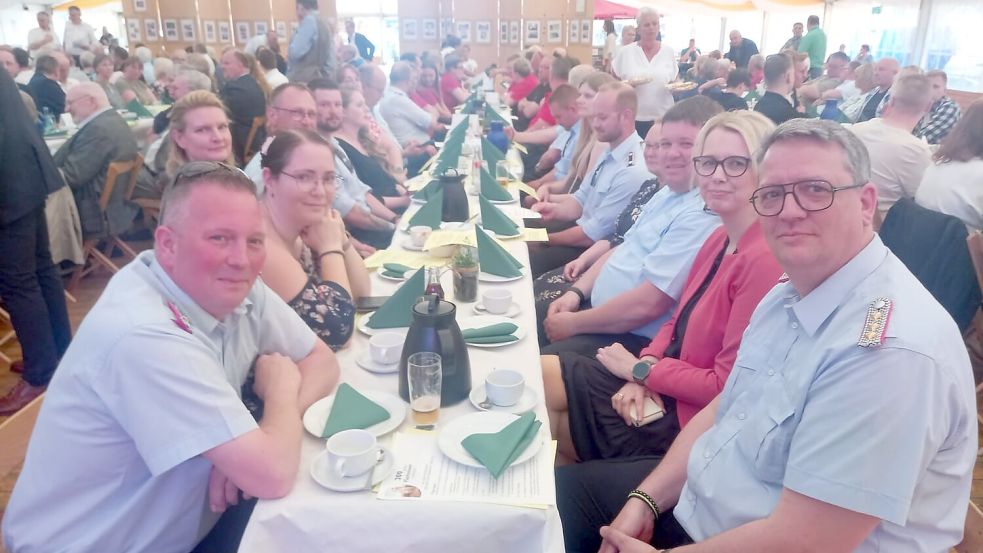 Mitglieder der Feuerwehr waren zu dem Fest gekommen.