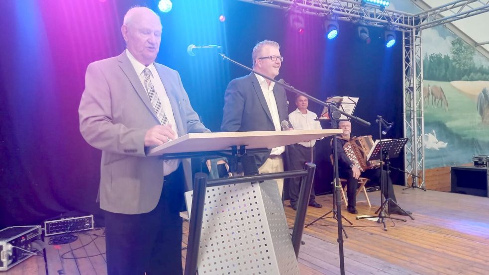 Karl-Heinz Jesionek (links) und Theo Douwes begrüßten die Gäste.
