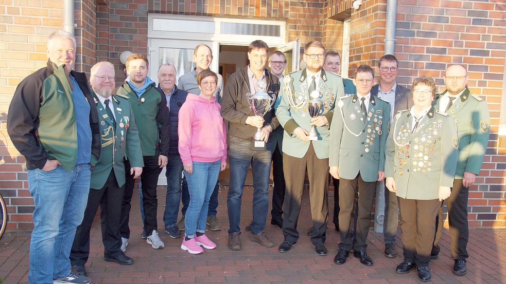 Die besten Einzelschützen und Vorsitzenden des Saterlandpokals 2025 bei der Siegerehrung vor der Schützenhalle in Neuscharrel. Foto: Hans Passmann
