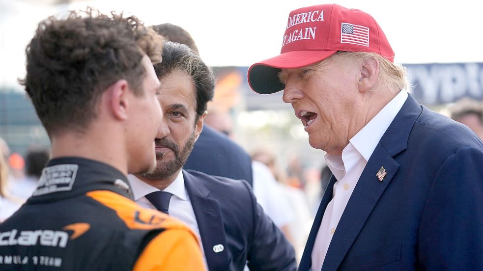 Donald Trump (r) inszenierte sich als Lando Norris‘ (l) Glücksbringer. Foto: Rebecca Blackwell/AP/dpa