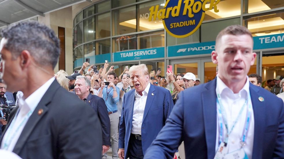Donald Trump (M) hat es von seinem Anwesen in Florida nicht weit zur Strecke in Miami. Foto: Richard Dole/ZUMA Press Wire/dpa