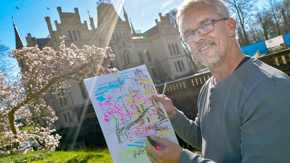 Auf die Schnelle eine Skizze der Evenburg in Leer mit nur ein paar Stiften - „urban sketching“ heißt der Stil: Michael Asmus zeichnet seit Jahrzehnten. Foto: Ortgies