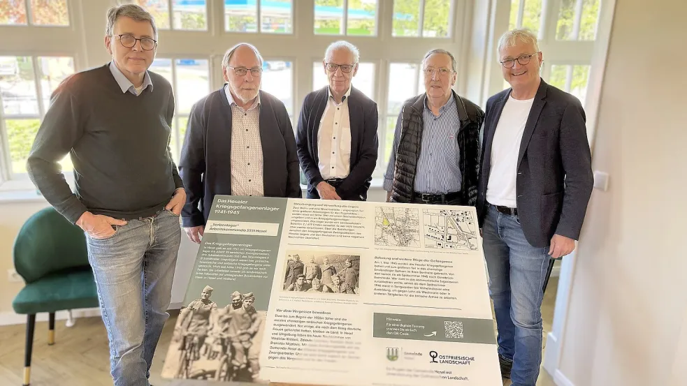 Diese Infotafel soll an der Gedenkstätte aufgestellt werden. An der Aufarbeitung der Geschichte waren Bürgermeister Gerd Dählmann (von links), Alwin de Buhr, Johann Mijatovic, Erwin Köster und Dr. Paul Weßels beteiligt. Foto: Karin Lüppen