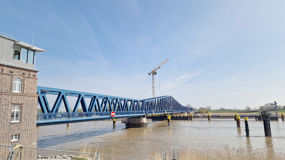 Die Friesenbrücke in Weener sieht von außen betrachtet so aus, als könnten Radfahrer und Fußgänger sie schon nutzen. Allerdings fehlen auf beiden Seiten bislang noch die Zufahrtsrampen. Foto: Tatjana Gettkowski