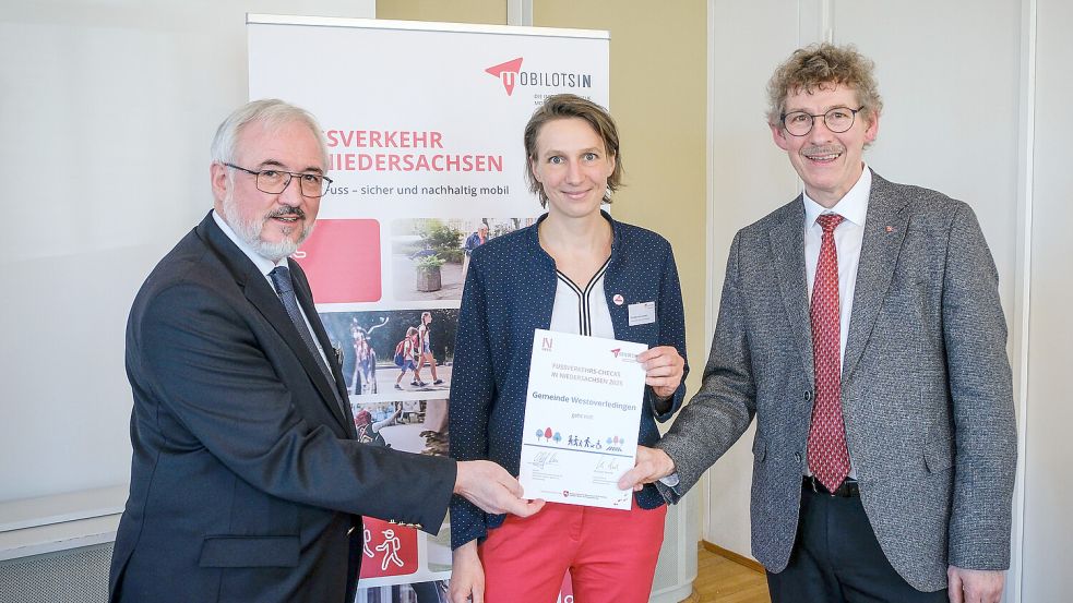 Das Foto zeigt von links: LNVG-Geschäftsführer Christian Berndt, Tomke van Lessen und Staatssekretär Frank Doods bei der Urkundenübergabe. Foto: LNVG/Schulze