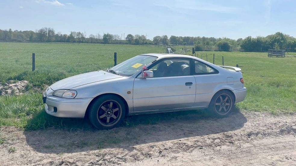 Seit rund drei Wochen befindet sich das Auto auf einem Feldweg in Neurhede. Foto: Felix Francke