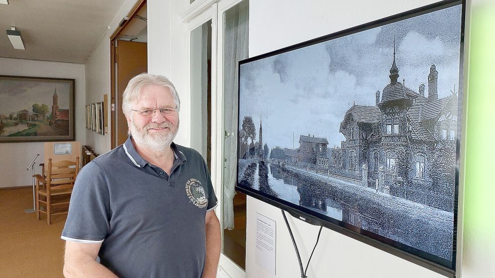 Hinrich Heselmeyer neben seiner Slideshow im Museum. Foto: Fehn- und Schiffahrtsmuseum Westrhauderfehn