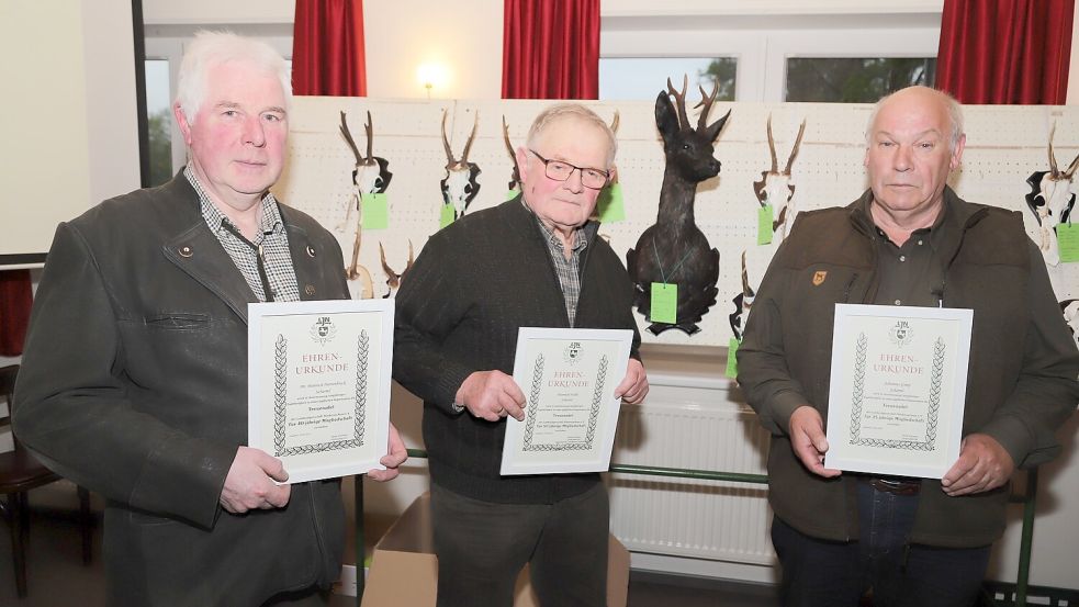 Für eine langjährige Mitgliedschaft im Hegering Scharrel und der Landesjägerschaft wurden geehrt (von links): Dr. Heinrich Norrenbrock, Heinrich Wahl und Johannes Griep. Foto: Passmann