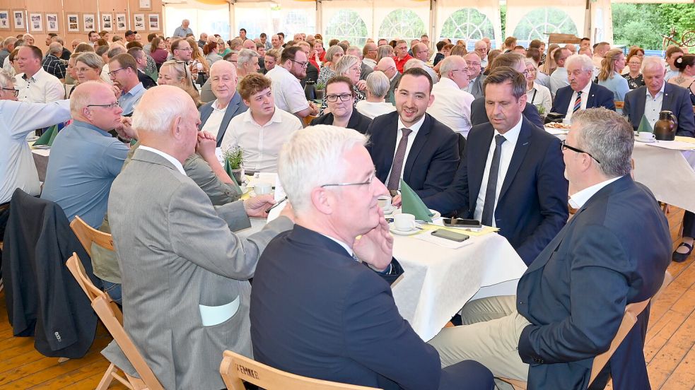 250 Gäste waren am Donnerstagabend zur offiziellen Eröffnung des langen Festwochenendes in Flachsmeer gekommen. Fotos: Holger Weers