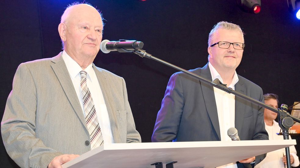 Flachsmeer Ortsbürgermeister Karl-Heinz Jesionek (links) und Westoverledingens Bürgermeister Theo Douwes.