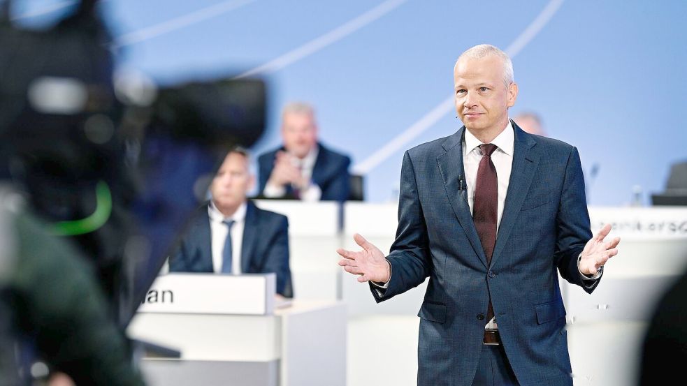 BASF-Vorstandschef stellt den Aktionären die Strategie des Chemiekonzerns vor. Foto: Uwe Anspach/dpa