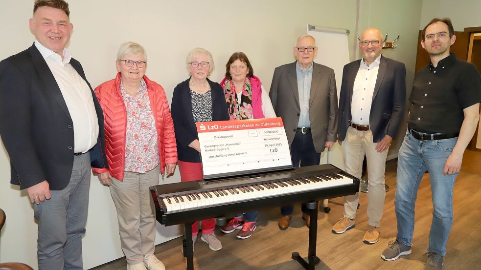 Spendenübergabe in Harkebrügge (von links): Frank Naber, Ursula Schumacher, Tina Grave, Ursula Oltmanns, Rudi Schulte, Ludger Hespe, Thomas Dietze. Foto: Hans Passmann