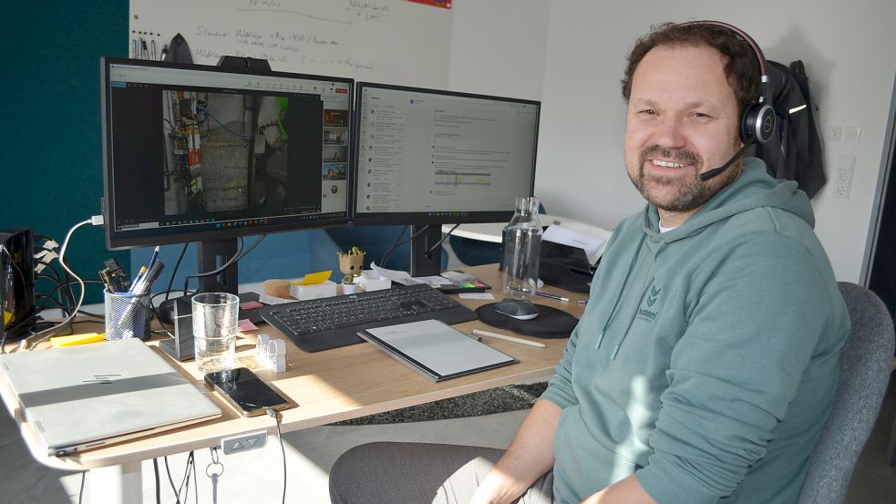 Endlich läuft das Internet, so wie es für den Betrieb erforderlich ist. Inovacat-Geschäftsführer Klaus Zanter sitzt an seinem Rechner im Büro und freut sich. Monate voller Frust wegen einer Netzstörung liegen hinter ihm und seinen Mitarbeitern. Foto: Fertig