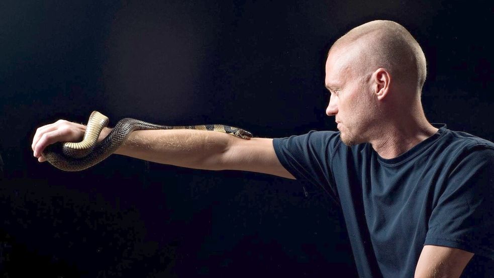 Der von Schlangen begeisterte US-Amerikaner Tim Friede hat sich selbst immer größere Dosierungen von Schlangengiften verabreicht und kann nun einfach so eine Wasserkobra auf dem Arm tragen. Foto: ---/Centivax/dpa